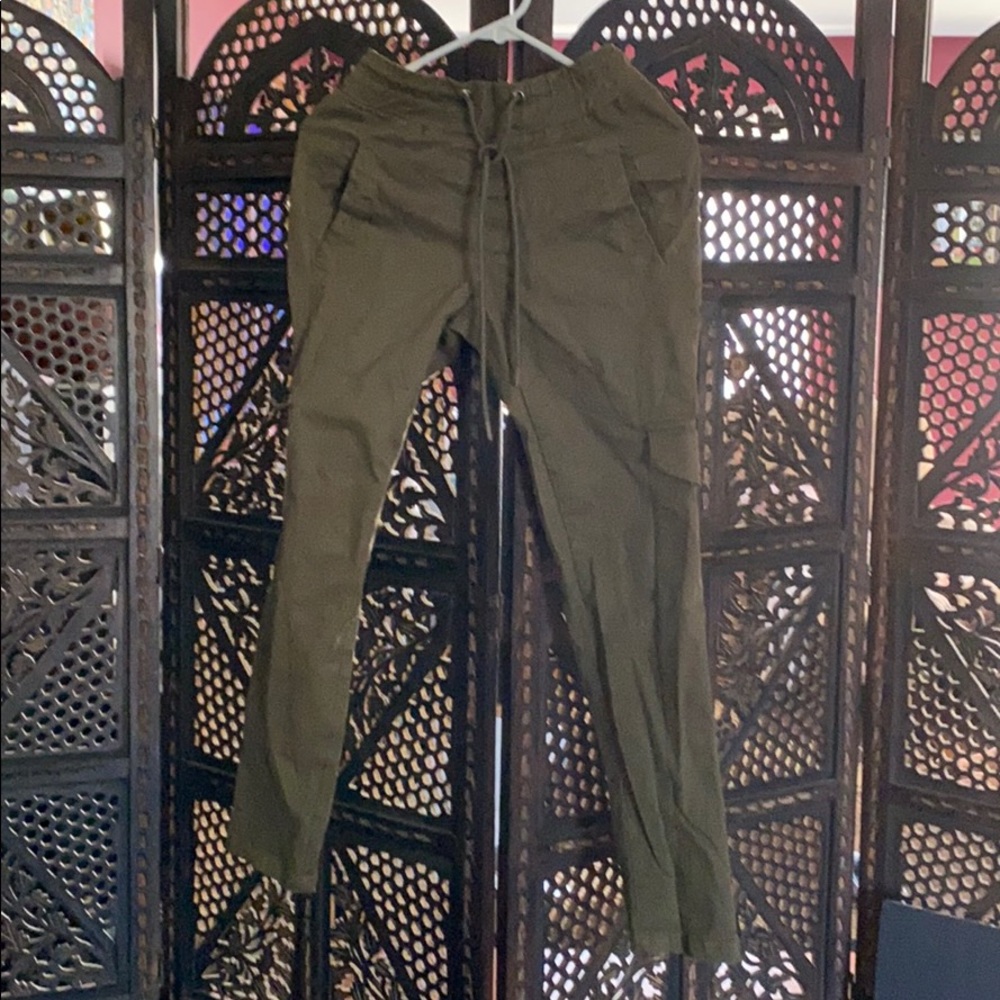 ESNTLS ARMY GREEN CARGO PANTS